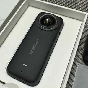 【使用時間1時間ほぼ新品】インスタ360 X3 (Insta360 X3) 本体+予備バッテリー2個+チャージャー+本体ケース+保護キャップの画像2