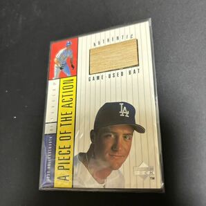 1998 Upper Deck A Piece of the Action 1 TODD HOLLANDSWORTH GAME USED BATトッド・ホランズワース バットカードの画像2