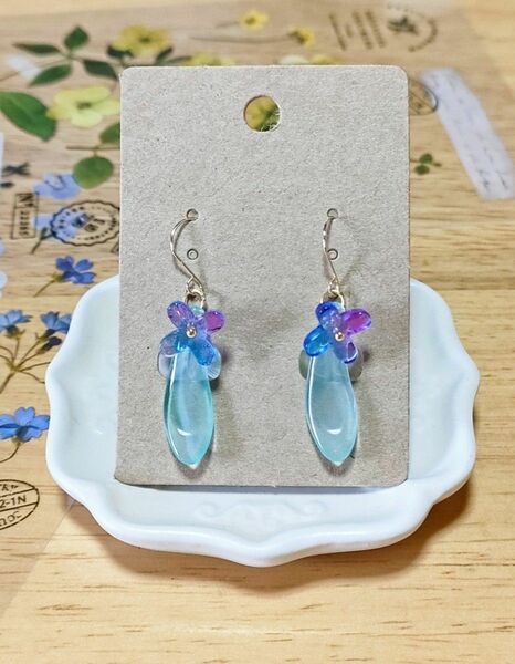 紫のフラワーピアス　ハンドメイド　フックピアス　アクセサリー