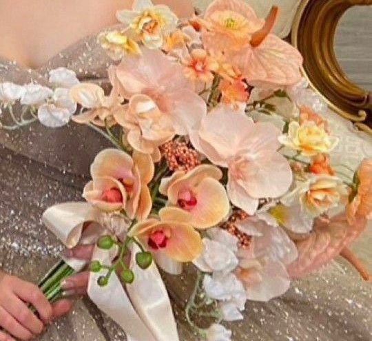 ーテシャルフラワーブーケ、ブーケトニア　セット売り　結婚式　前撮り 洋蘭　オレンジ系　淡い色