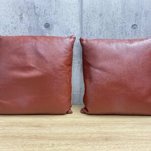 D-04031HY0411X24R Cassina ixc. レザークッション 2個セット 羽毛 40×40cm 赤茶 カッシーナイクスシー モダンデザインの画像3