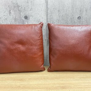 D-04031HY0411X24R Cassina ixc. レザークッション 2個セット 羽毛 40×40cm 赤茶 カッシーナイクスシー モダンデザインの画像2