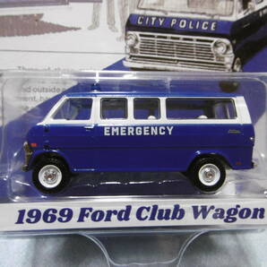 未開封未使用品 GREENLiGHT グリーンライト 1968 FORD CLUB WAGON & 1969 FORD CLUB WAGON 2台組 の画像3