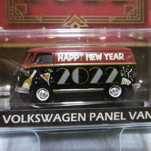 未開封未使用品 GREENLiGHT グリーンライト YEAR OF THE OX VOLKSWAGEN PANEL VAN & HAPPY NEW YEAR 2022 VOLKSWAGEN PANEL BUS 2台組の画像3