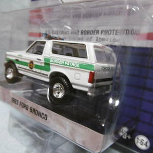 未開封未使用品 GREENLiGHT グリーンライト HOT PURSUIT 1993 FORD BRONCO & 1995 FORD BRONCO 2台組の画像5