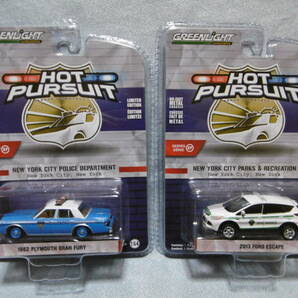 未開封未使用品 GREENLiGHT グリーンライト HOT PURSUIT 1982 PLYMOUTH GRAN FURY & 2013 FORD ESCAPE 2台組の画像1