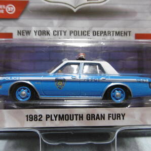 未開封未使用品 GREENLiGHT グリーンライト HOT PURSUIT 1982 PLYMOUTH GRAN FURY & 2013 FORD ESCAPE 2台組の画像2