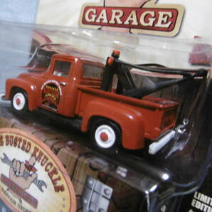 開封未使用品 GREENLiGHT グリーンライト THE BUSTED KNUCKLE GARAGE 1956 FORD F-100 TOW TRUCK & VOLKSWAGEN CLASSIC BEETLE 2台組の画像5