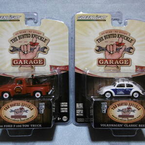 開封未使用品 GREENLiGHT グリーンライト THE BUSTED KNUCKLE GARAGE 1956 FORD F-100 TOW TRUCK & VOLKSWAGEN CLASSIC BEETLE 2台組の画像1