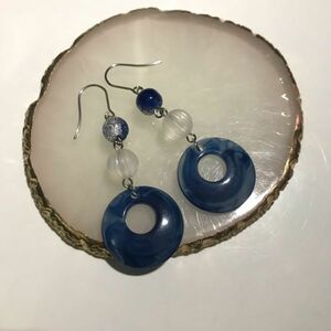 ハンドメイド 　穴あき丸いアクリルビーズのピアス　ステンレスフック　ブルー