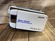 B2d SANYO サンヨー デジタルムービーカメラ ビデオカメラ Xacti WH1 動作未確認 現状品 ジャンク扱い_画像3