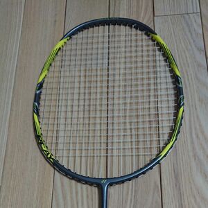 美品 YONEX アークセイバー7プレイ 4UG6