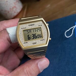 カシオ　デジタル腕時計　新品　国内未発売　希少ゴールドカラーモデル