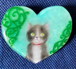 猫ブローチ ハンドメイド 手作り　レジン　樹脂　ハチワレ 猫