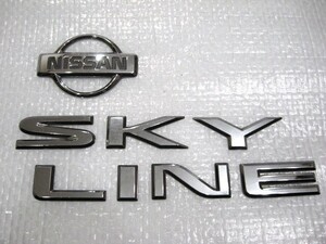 ★希少 SKYLINE スカイライン R34 BNR34 日産マーク 84895-AA000 NISSAN ロゴ リア シルバーエンブレム 2点 旧車 中古