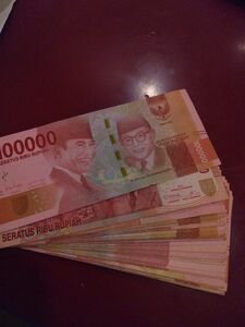 320万インドネシアルピア(10万ルピアX32枚)