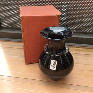 【新品】1500円 金彩模様黒手作り花瓶　花器、花瓶　正月用品