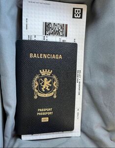 完売済みのレアアイテム！　バレンシアガ　パスポートウォレット　付属品箱 パスポートケース　財布