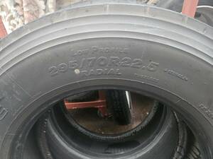 中古　タイヤ　ブリジストン　295/70R22.5　大型車　大型トラック　約9分山　神奈川県　引取限定