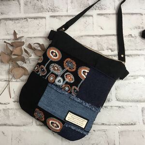 サコッシュ　ショルダーバッグ ハンドメイド　◎デニム、ぽんぽんお花刺繍、パッチワーク