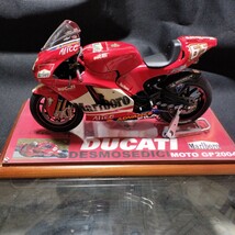 タミヤ 1/12 MotoGP 2004年 ドゥカティ デスモセディチ GP04 #65 L.カピロッシ 完成品★専用台座ケース付き★_画像1