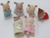 C608◆シルバニアファミリー ウサギ うさぎ リス りす 赤ちゃん 家具 お家 小物 食べ物 動物 他 フィギュア 人形 エポック社_画像4