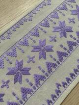 北欧雑貨!スウェーデン、ヴィンテージ、ハンドメイド刺繍ドイリー 、北欧伝統刺繍　#42 紫糸の刺繍　テーブルランナー　手刺繍_画像3