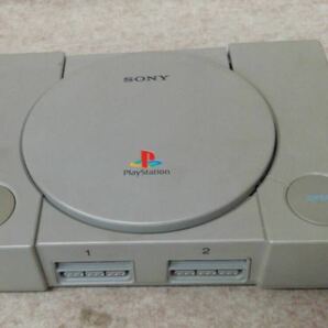 ◎ 【ジャンク品】 PS Playstation プレステ 本体 SCPH-5500 コントローラ 2個 PSソフト9本 PS2ソフト 6本付 33-125の画像2