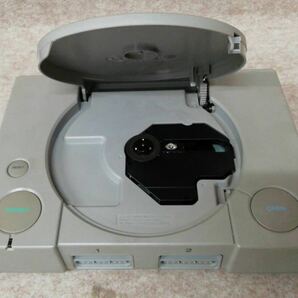 ◎ 【ジャンク品】 PS Playstation プレステ 本体 SCPH-5500 コントローラ 2個 PSソフト9本 PS2ソフト 6本付 33-125の画像3