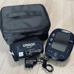 美品 オムロン OMRON 上腕式 血圧計 Bluetooth 通信機能搭載 HEM-7281T HEM-7280シリーズ 専用ケース付 健康管理 介護の画像1