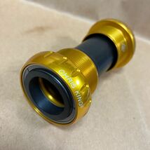 Chris King Threaded BB Road Gold BSA68 JIS / クリスキング ボトムブラケット / 検 Threadfit 24 金色 シマノ互換 rotor _画像1