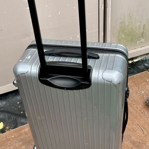 GWだよ！スーツケース RIMOWA サルサ 二輪モデル シルバー 縦約64㎝ 幅約42㎝ 厚み約24㎝ キャリー長さ約 42㎝ケー８の画像3