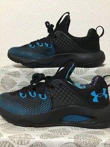 ◆送料込◆24.0 UNDER ARMOUR スニーカー 黒×青 01◆0424