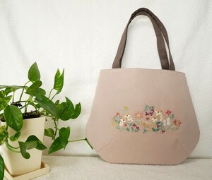 送料込　新品　手刺繍　ハーフリネン アッシュピンク　お花　ふっくら丸型　ミニトートバック　お散歩バック　ハンドメイド