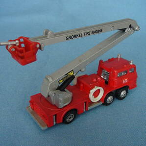 1980年代古い日本製シンセイミニパワー1/80三菱ふそうT911型前輪2軸シュノーケル屈折式消防車赤の画像6