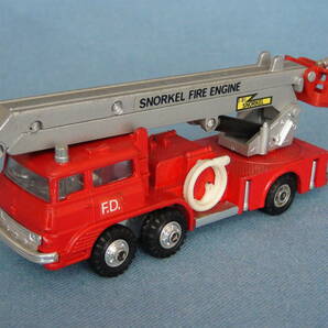 1980年代古い日本製シンセイミニパワー1/80三菱ふそうT911型前輪2軸シュノーケル屈折式消防車赤の画像1