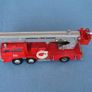 1980年代古い日本製シンセイミニパワー1/80三菱ふそうT911型前輪2軸シュノーケル屈折式消防車赤の画像9
