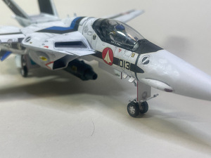 * Hasegawa 1/72 No.1 VF-1A bar drill - Max machine painted final product 