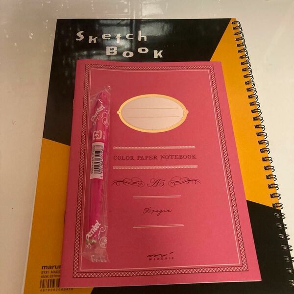 ピンクのノートと水性ピンクペンとスケッチブック