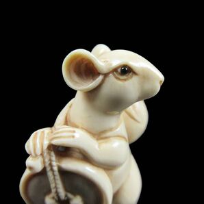 提げ物 時代根付 鼠 柳月銘 縁起物 細密彫刻 白材 マンモス コレクター放出品の画像2
