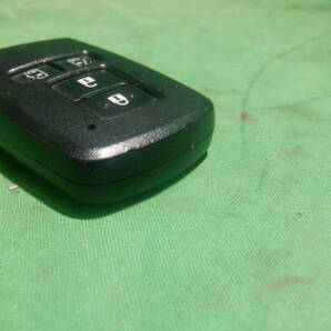 （*）トヨタ ヴォクシー ZRR85G/ZRR80 純正 鍵 キーレス スマートキー 001-A00733 ※電池無の画像5