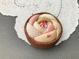 ケース入りピンクッションキット　(茶色ケース)　針山　パッチワーク　裁縫　手作りキット