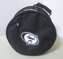 美品です。PROTECTIONRACKET（プロテクションラケット）13” スネアドラム用ソフトケース。小口径サイズの13インチ×6.5インチ_画像1