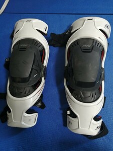 ニーブレース POD 左右セット　おまけでコミネのプロテクター　中古　POD［K］300MX　　どちらもMサイズ