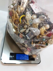 【総重量2,499g　約2.5kg イヤリング＆ピアスなど】ゴールドカラー　シルバーカラー　イミテーションストーン系　まとめ 005JIHJU47