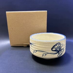 H12-14 茶道具 茶碗 【染付 鼓に松葉の絵茶碗】サイズ:直径11.5cm、高さ7cm 紙箱あり