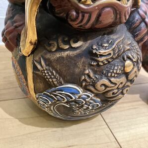ヴィンテージ 陶器 置物 縁起物 九谷焼 (銘あり)玉乗り獅子 サイズ高さ27cm 整理品の画像3