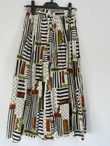 超美品　未使用　大人気　個性的　akane ロングスカート　ペチコート付き　デザイン　総柄　プリーツ　フレア　高級感