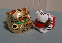 2個　陶器　招き猫　　金と白　宝くじ入れ：貯金箱　三億円　_画像9