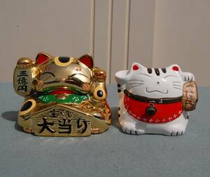 2個　陶器　招き猫　　金と白　宝くじ入れ：貯金箱　三億円　